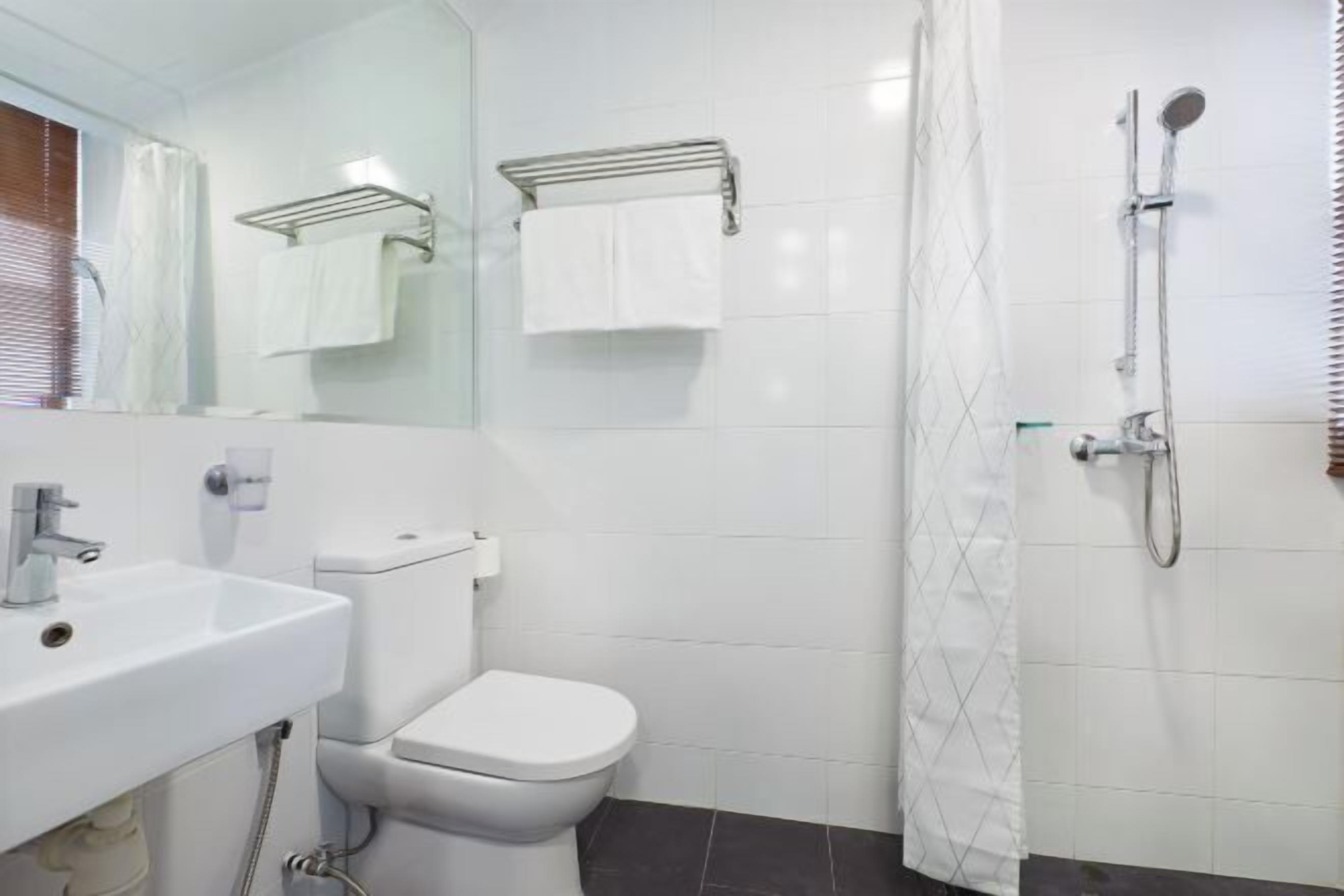 Buồng tắm vòi sen, đồ dùng nhà tắm miễn phí, khăn tắm 