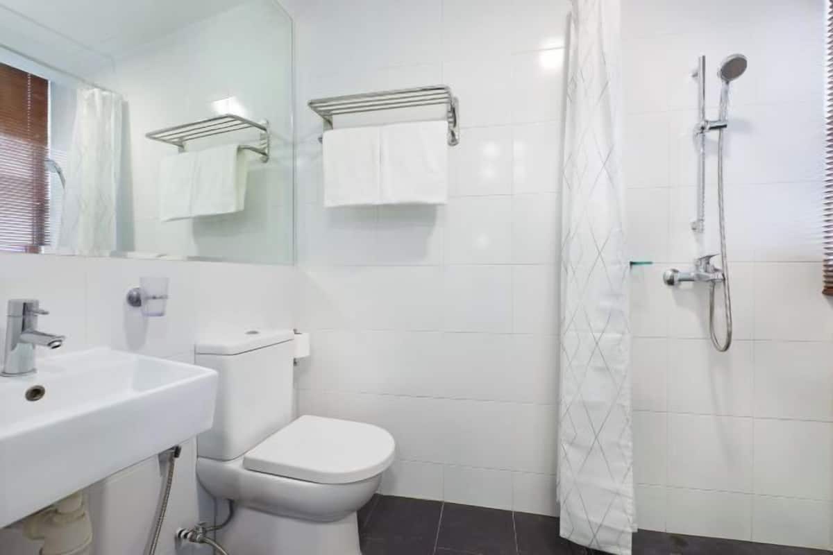 Buồng tắm vòi sen, đồ dùng nhà tắm miễn phí, khăn tắm