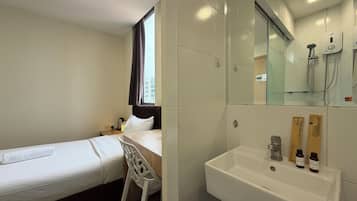 Comfy Single Room | Kamar mandi | Shower, perlengkapan mandi gratis, dan handuk