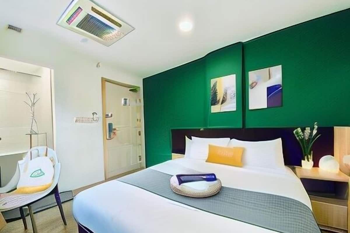 In-room safe, desk, free WiFi, bed sheets