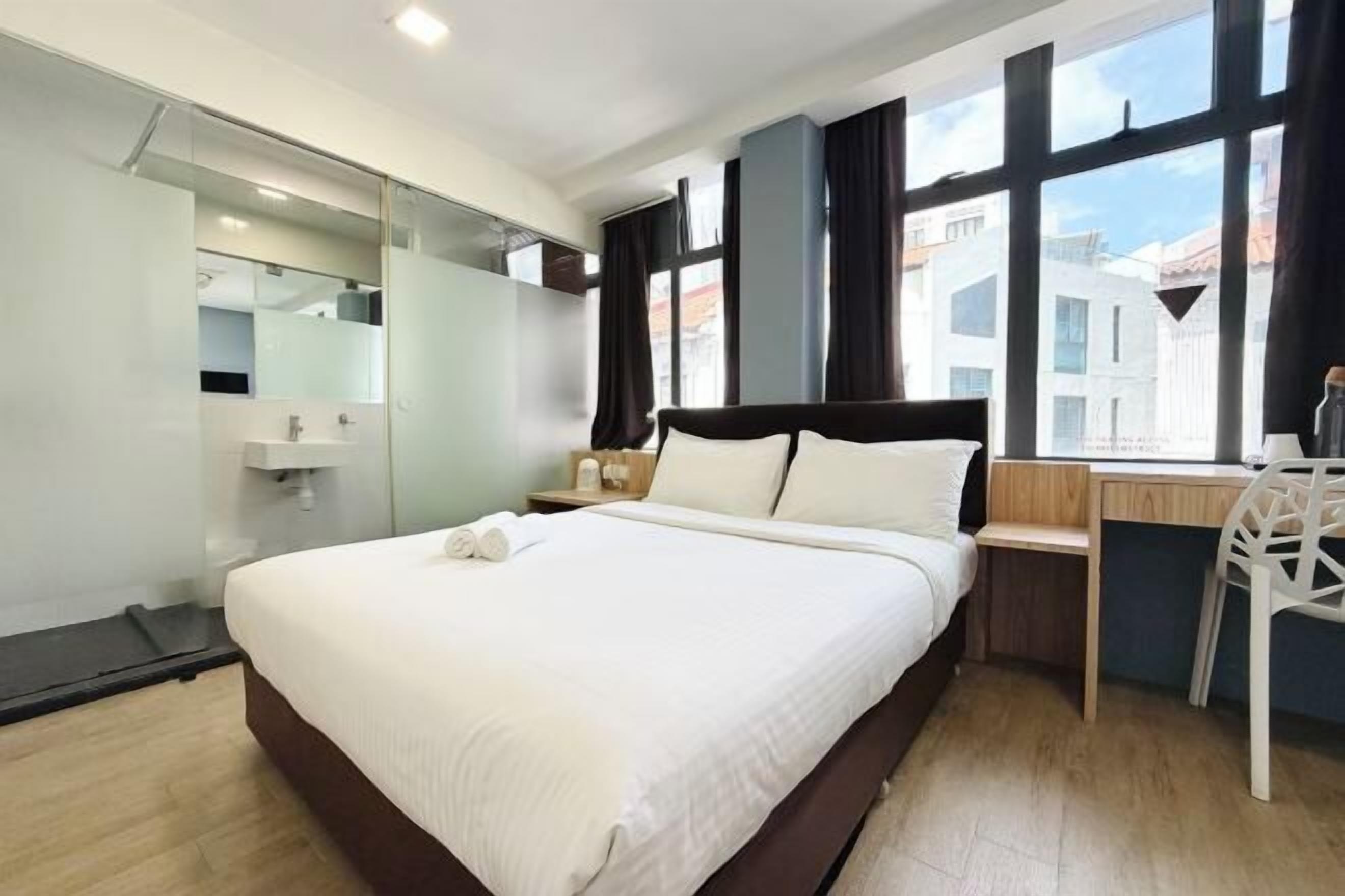 Safe på rommet, skrivebord, wi-fi (inkludert) og sengetøy