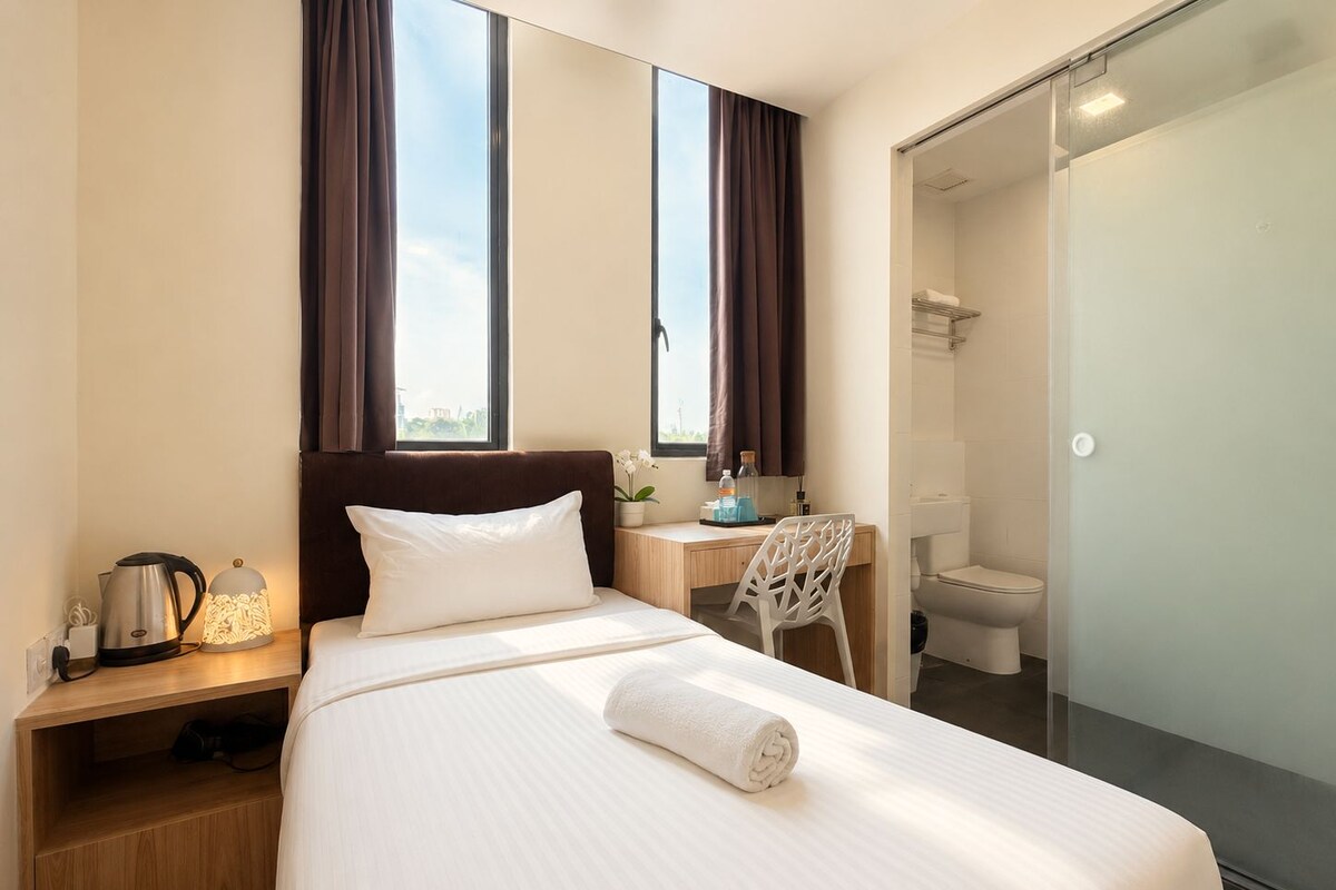 Comfy Single, Window | In-room safe, desk, WiFi (free), bed sheets