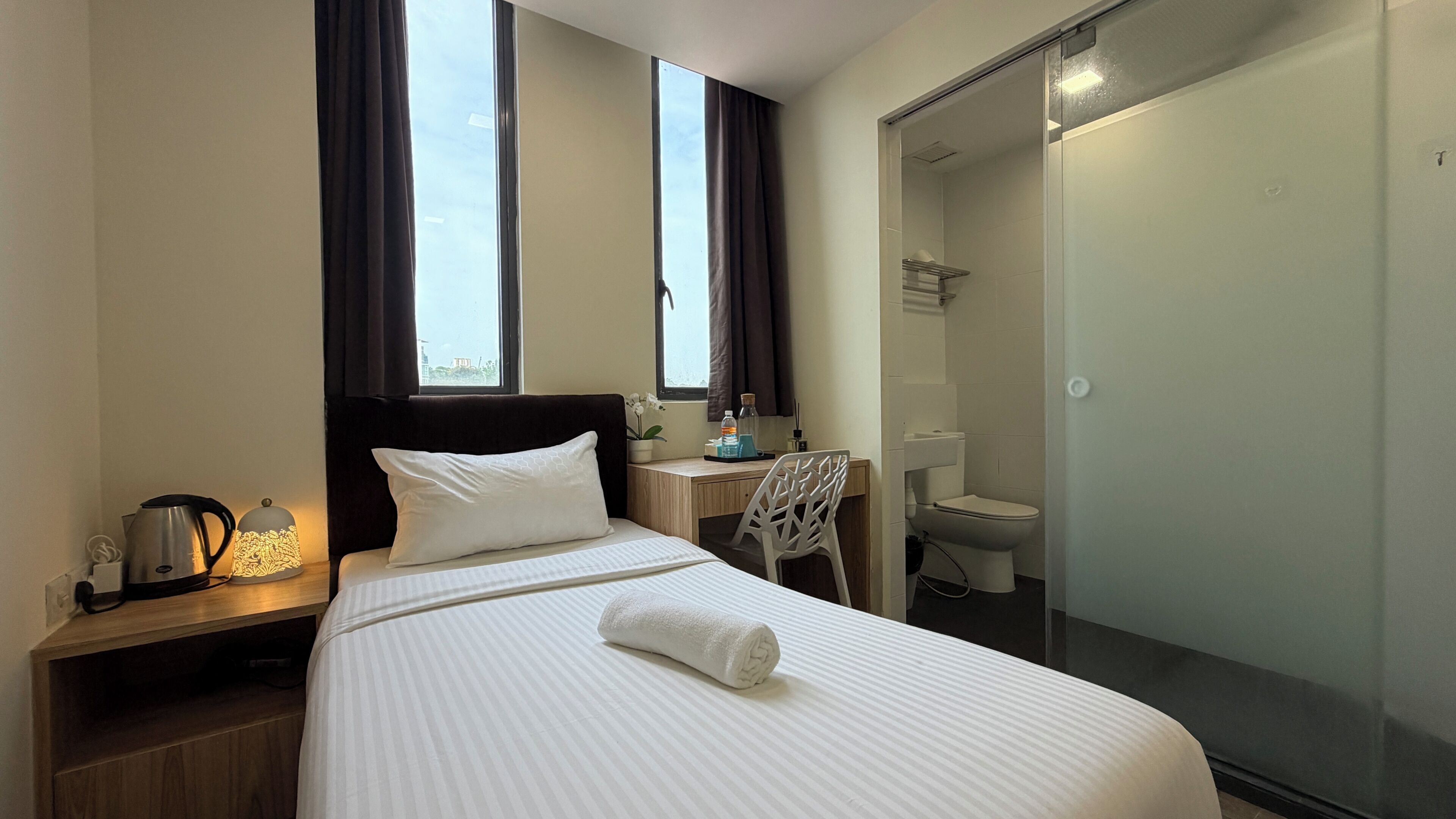 Comfy Single Room | In-room safe, desk, free WiFi, bed sheets