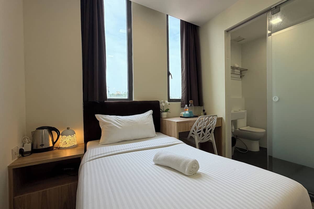 Comfy Single Room | Zimmersafe, Schreibtisch, kostenloses WLAN, Bettwäsche