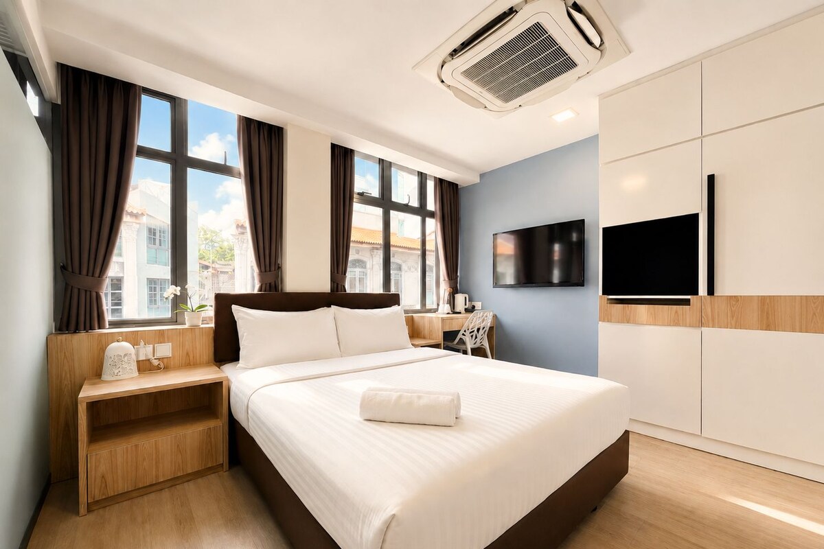 Comfy Queen, Window | In-room safe, desk, WiFi (free), bed sheets