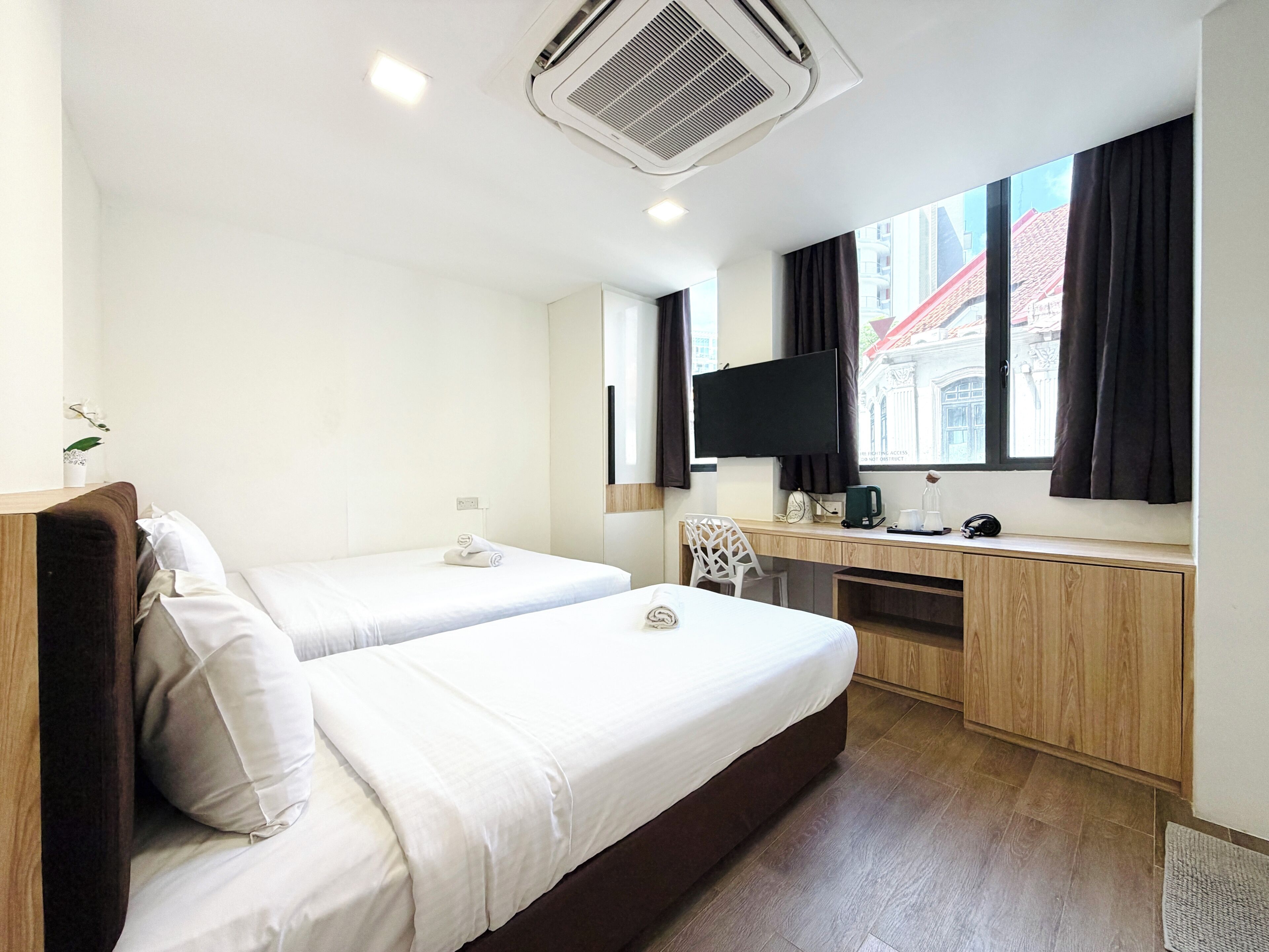 Classy Triple Room | In-room safe, desk, free WiFi, bed sheets