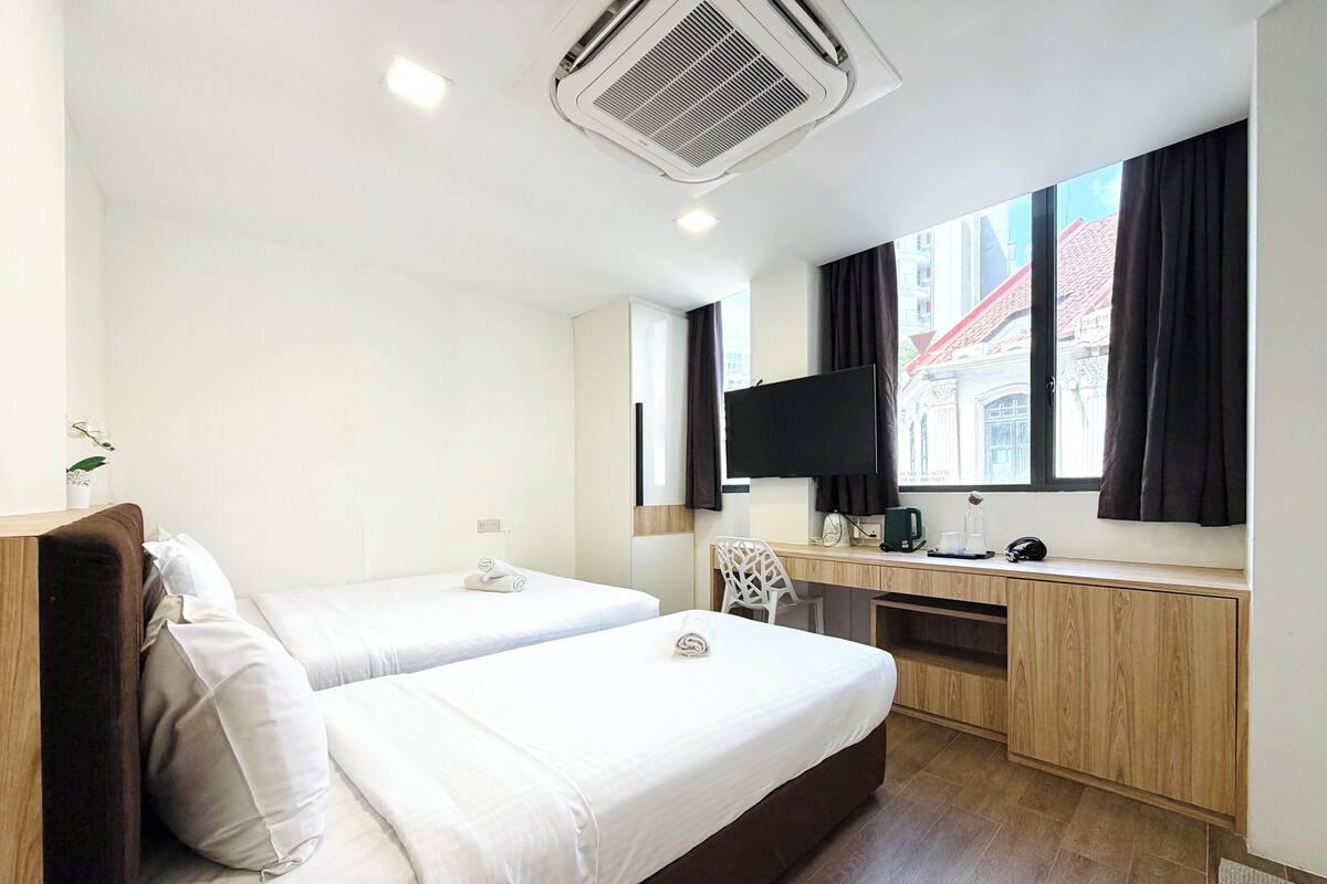 Classy Triple Room | Safe på rommet, skrivebord, wi-fi (inkludert) og sengetøy