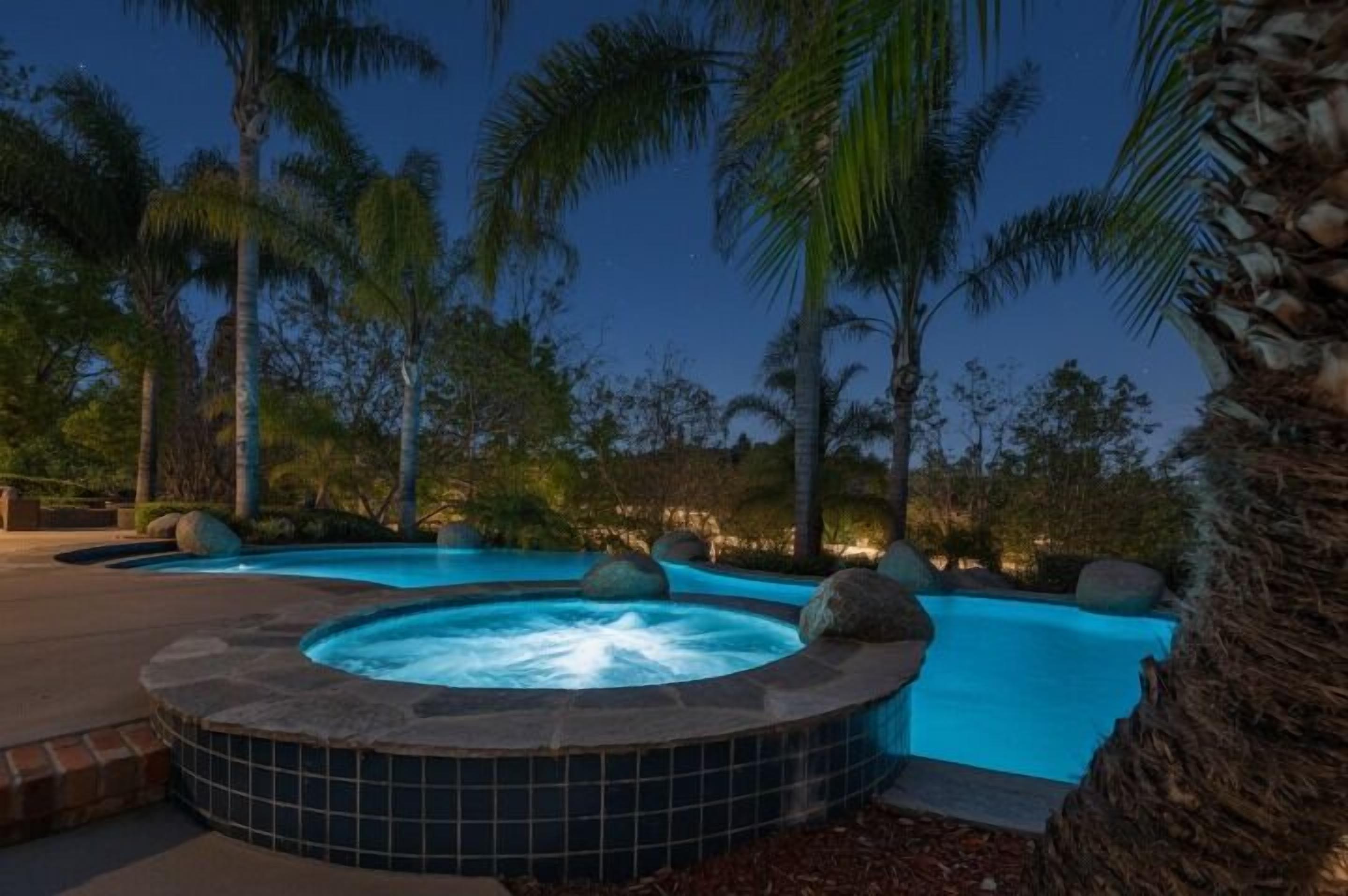 حمّام سباحة مُدفَّأ