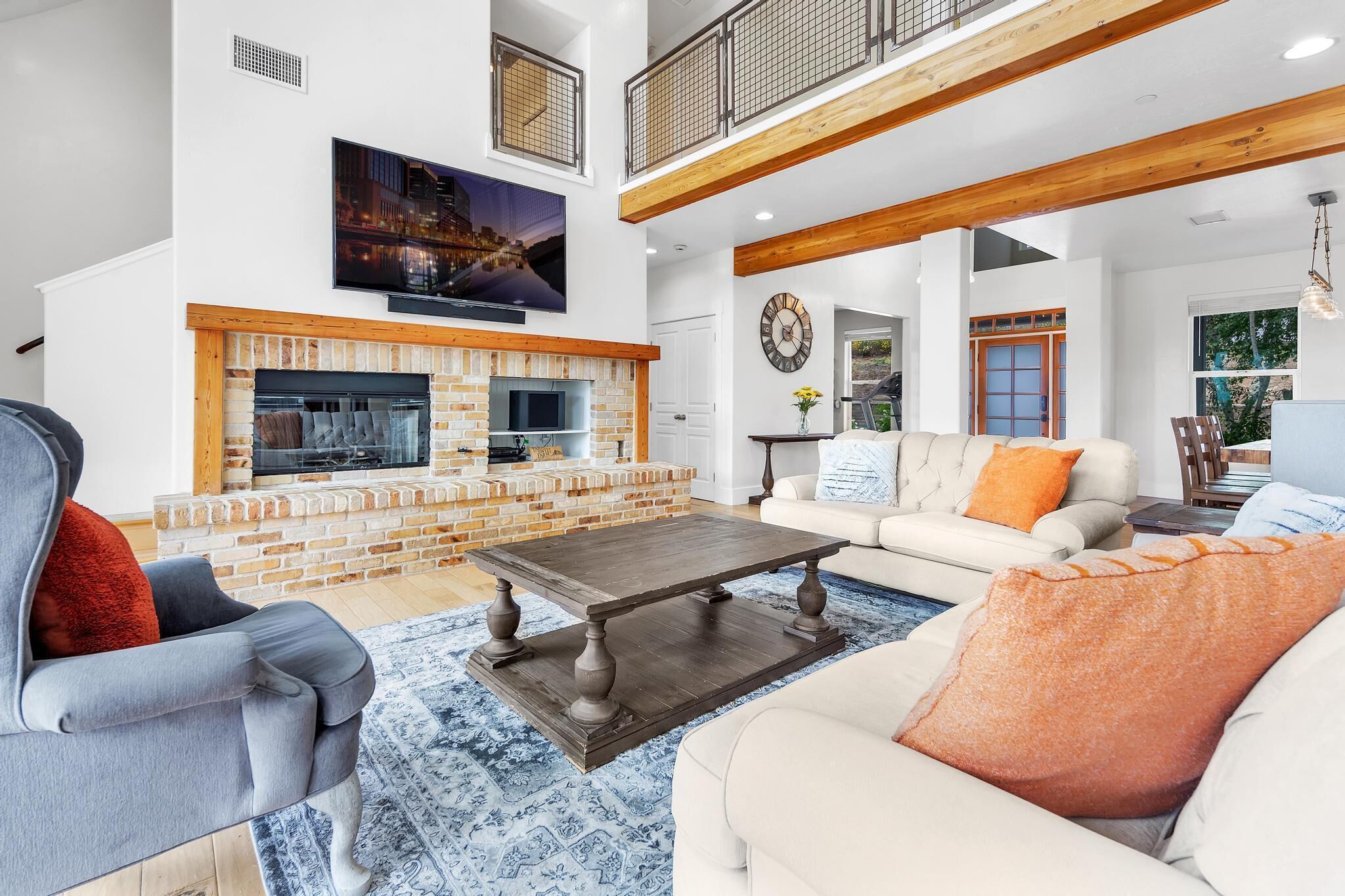 Een televisie, een open haard en videogames