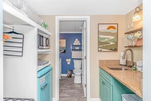 Combined shower/bathtub, hair dryer, towels, shampoo - Ocean View King Suite-Pools with Hot Tubs- GC-437 (Myrtle Beach)