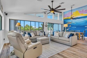 TV - P36 - Charming and immaculate 2 Bedroom, 2 bathroom stilted, half duplex with private pool (Key Colony Beach)