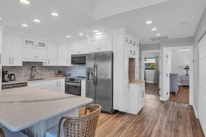 Fridge, microwave, oven, stovetop - P36 - Charming and immaculate 2 Bedroom, 2 bathroom stilted, half duplex with private pool (Key Colony Beach)