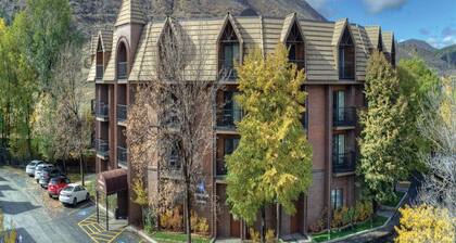 1 Bedroom Deluxe Condo, Kitchen, Sleeps 4, Skiing, Wyndham Durangow Resort!!