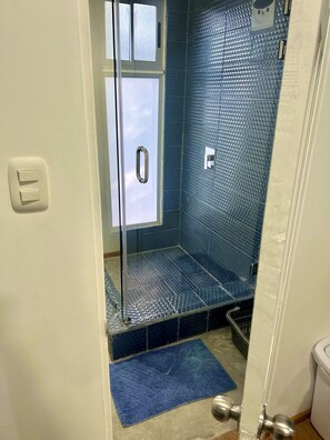 Shower, hair dryer, towels, soap - Kingston Casitas Private 2nd Flr, #3 with AC, Free Bikes… (Puerto Viejo de Talamanca)