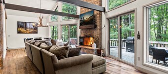 ★ Private Hideaway w/Hot Tub & Wood Fireplace- Stylish & Serene - Hike & Snowshoe from Cabin! ★