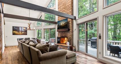 ★ Private Hideaway w/Hot Tub & Wood Fireplace- Stylish & Serene - Hike & Snowshoe from Cabin! ★