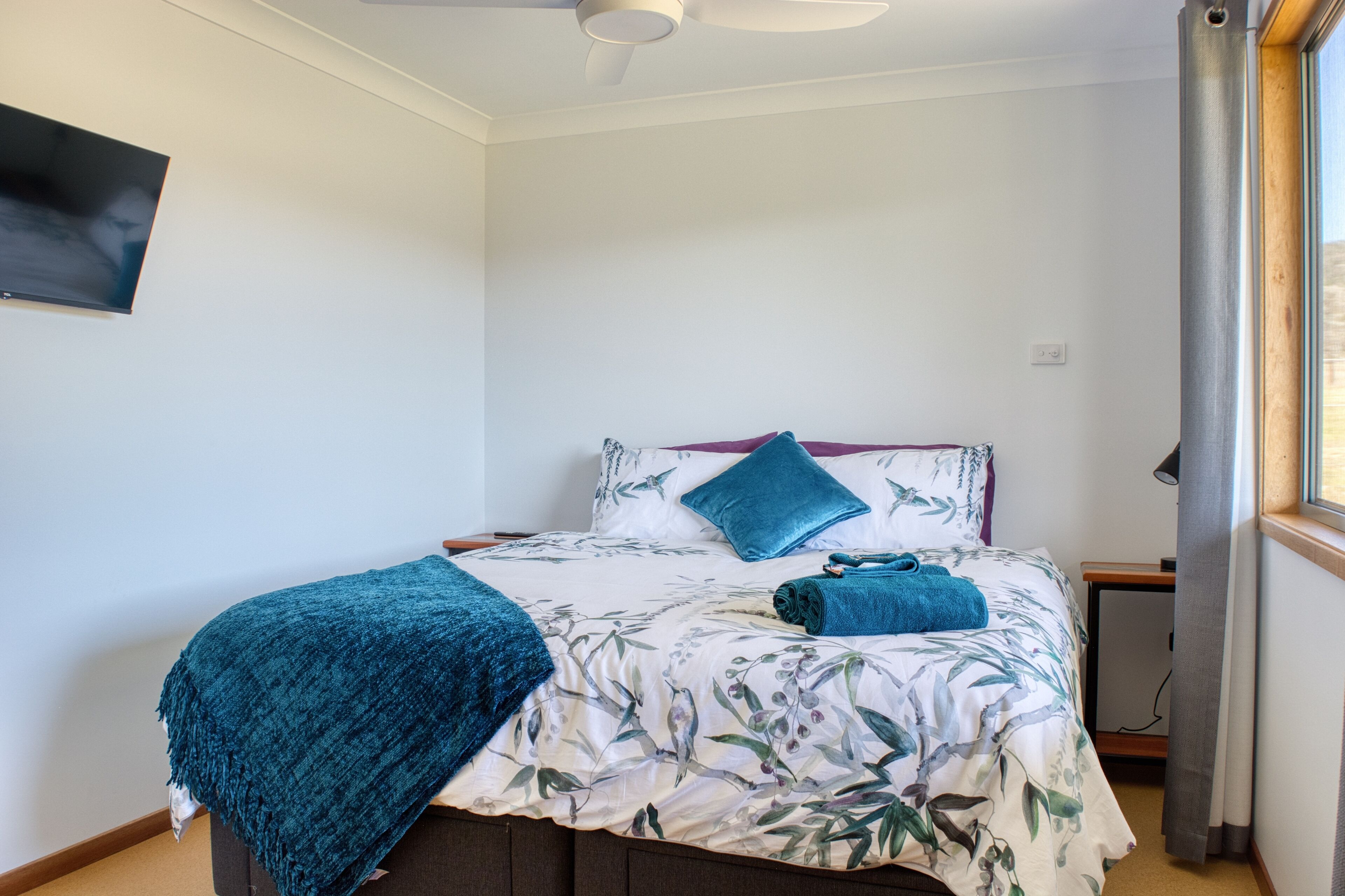 2 dormitorios, escritorio, tabla de planchar con plancha y cuna de viaje