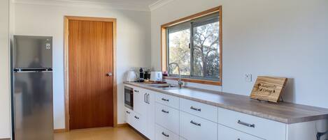 Kjøleskap, mikrobølgeovn, ovn og kaffetrakter/tekoker