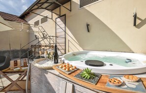 Outdoor spa tub - Nice apartment in Santo Stefano Belbo (Santo Stefano Belbo)
