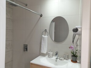 Douche, sèche-cheveux, serviettes fournies, savon