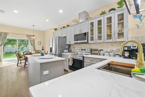 Fridge, microwave, oven, stovetop - Bahama Breeze Retreat (Merritt Island)