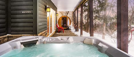 Outdoor spa tub