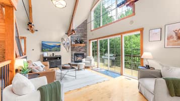 TV connectée, cheminée, baby-foot, livres