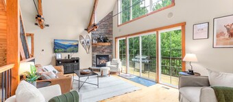 🏡 Log Cabin Stay w/ Sauna, Hot Tub + Games Room – Close to Town!