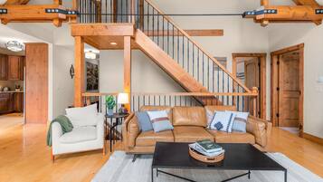 TV connectée, cheminée, baby-foot, livres