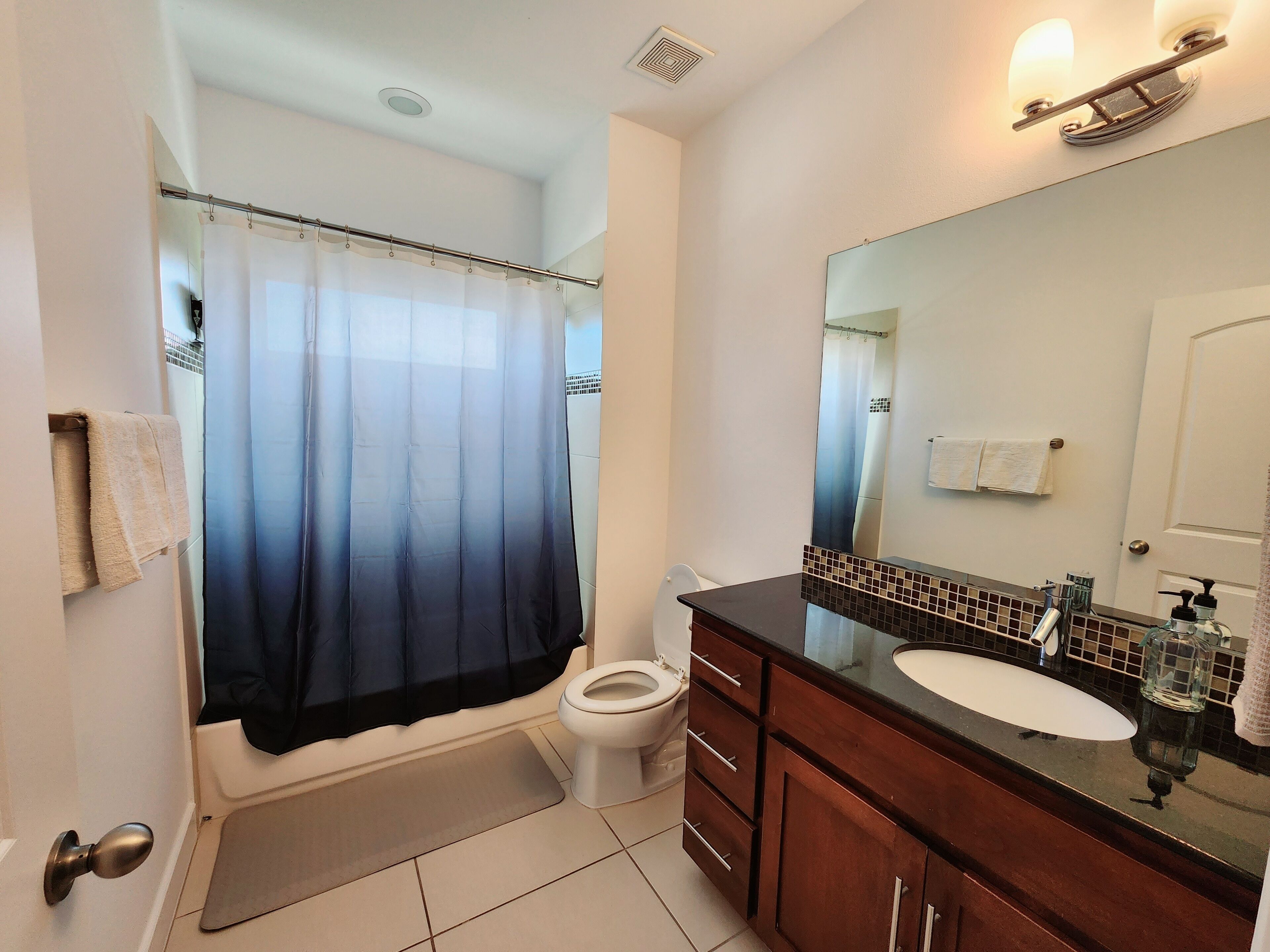 Regadera, secadora de cabello, toallas, jabón 