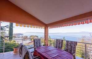 Outdoor dining - 2 bedroom nice home in Njivice (Njivice)