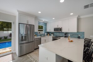 Een koelkast, een magnetron, een oven, een kookplaat