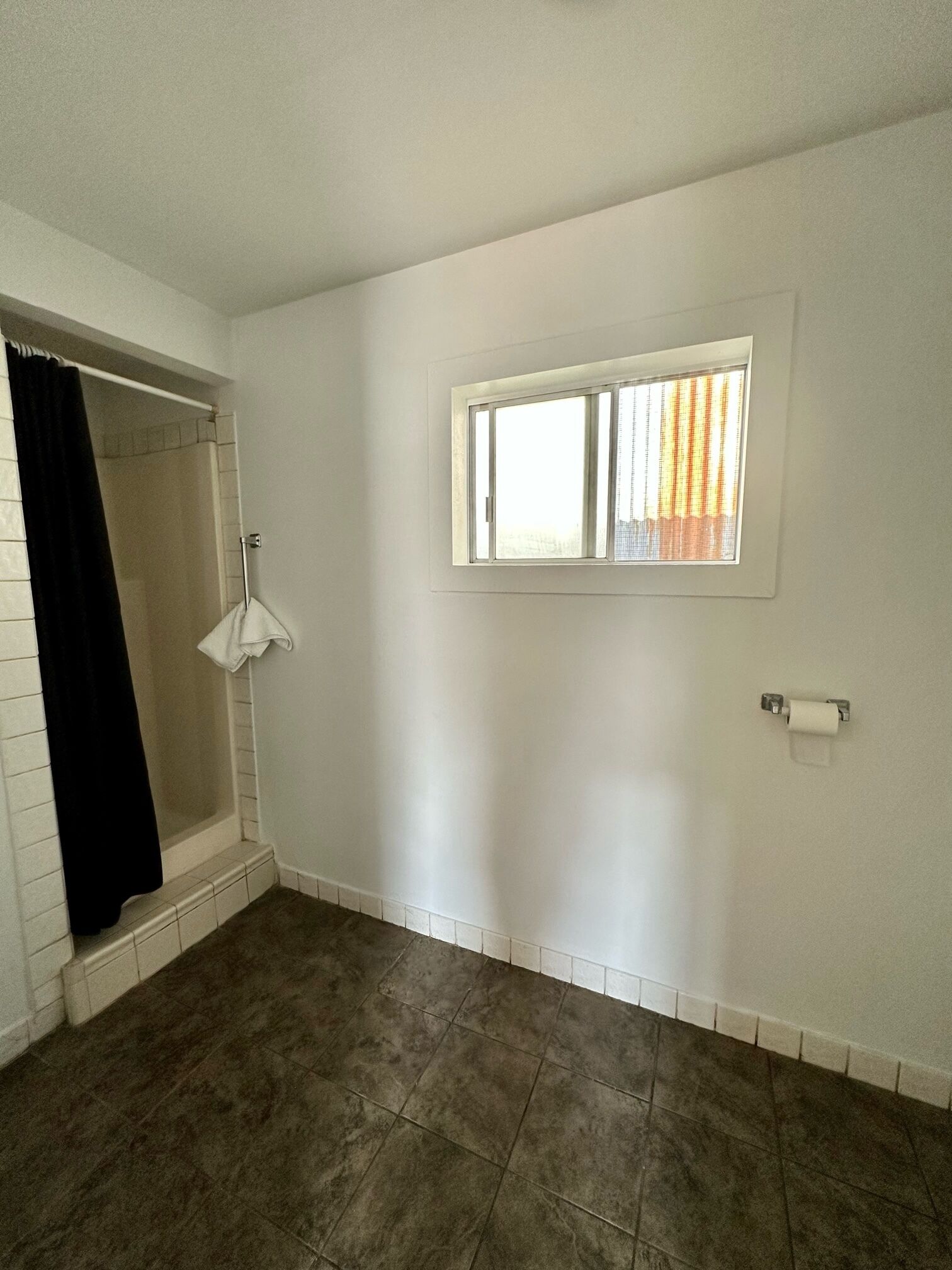 Kamer, 1 queensize bed | Badkamer | Een douche, gratis toiletartikelen, handdoeken, zeep
