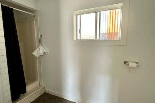 Chambre, 1 grand lit | Salle de bain | Douche, articles de toilette gratuits, serviettes fournies, savon