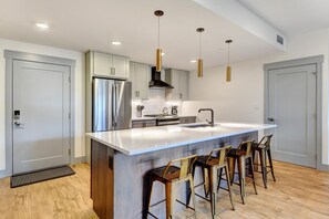 Fridge, microwave, oven, stovetop - Luxury Condo 2307 I Hot Tub I AC I Great Views I Best Price I Discounted Attractions (Winter Park)