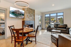 Smart-tv, een open haard, videospelletjes en een filmbibliotheek