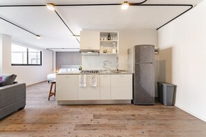 Kjøleskap, mikrobølgeovn, kokeplater og kaffetrakter/tekoker