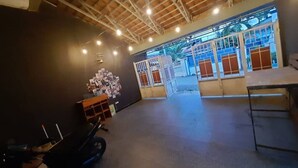 An interior space with a high ceiling and a view of the outside through a glass door. - St.ketapang 2 homestay  (Banyuwangi)