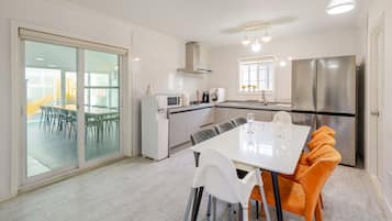 Habitaciรณn bรกsica, 4 habitaciones (Private Poolvilla 1F+2F) | 4 habitaciones y wifi gratis