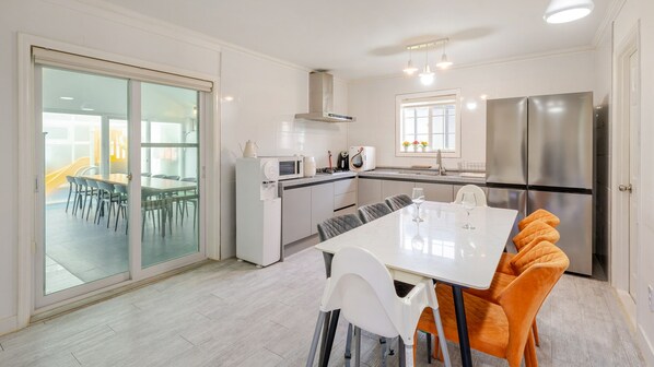 Basic-Zimmer, 4 Schlafzimmer (Private Poolvilla 1F+2F) | 4 Schlafzimmer, kostenloses WLAN