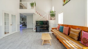 غرفة بتجهيزات أساسية - ٤ غرف نوم (Private Poolvilla 1F+2F) | 4 عدّة غرف نوم وواي فاي مجانًا