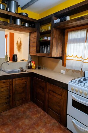 Fridge, oven, stovetop, coffee/tea maker