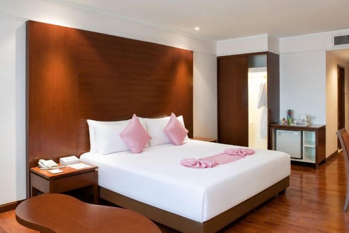 In-room safe, desk, soundproofing, WiFi (free)