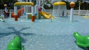 Un parque acuático con toboganes y estructuras de juego.