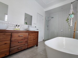 Douche, sĂšche-cheveux, serviettes fournies, savon