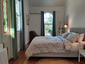 3 bedrooms, iron/ironing board, WiFi, bed sheets - WinterGreen Manor, Glass Pavilion - stylish and charming minutes from Maleny (Balmoral Ridge)