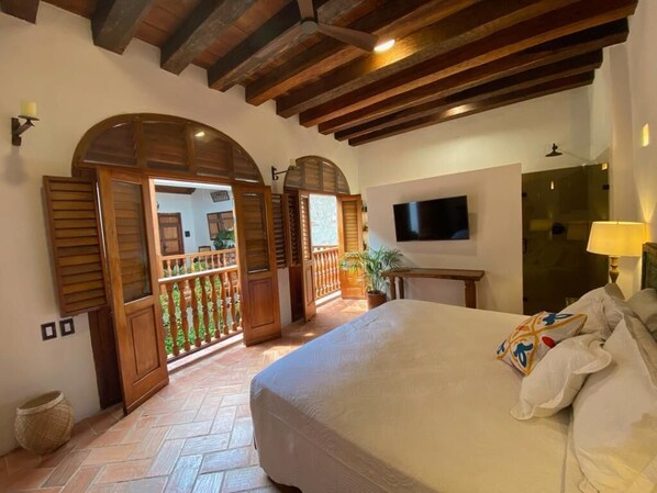 5 bedrooms, iron/ironing board, WiFi, bed sheets