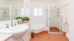 Baignoire, séchoir à cheveux
