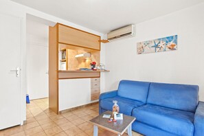 Tv och ett bordtennisbord