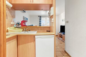 Jääkaappi, mikroaaltouuni, uuni, liesi